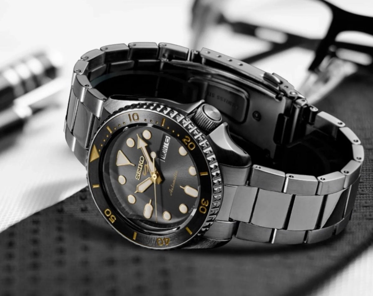 Seiko 5 Sports Automatic Men Watches in Round case & Black Dial SRPD57K1