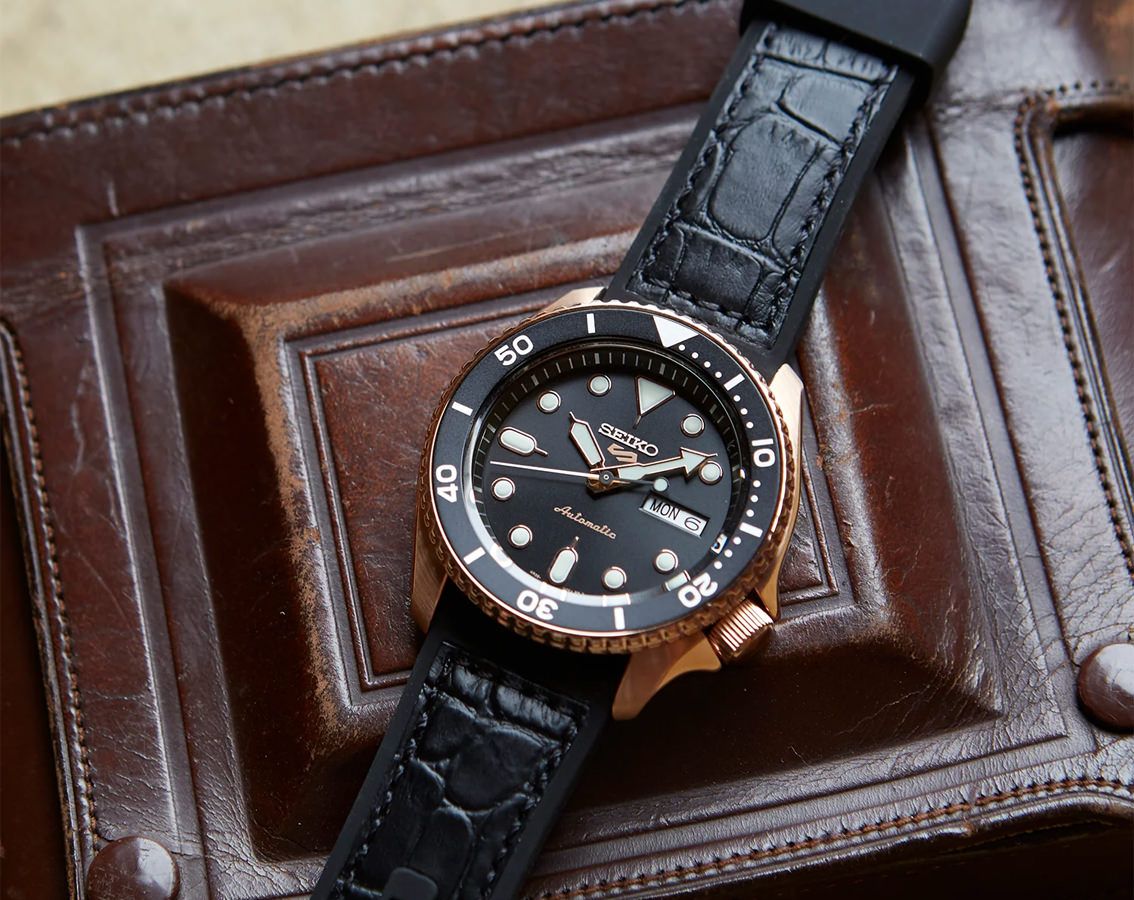 Seiko 5 Sports Automatic Men Watches in Round case & Black Dial SRPD76K1